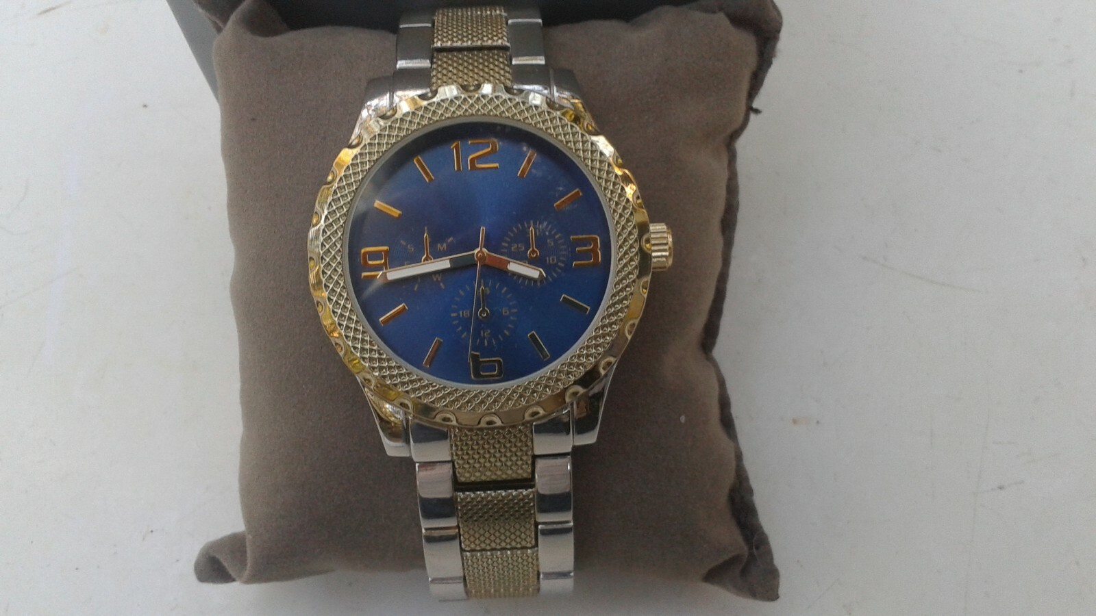 MEN’S QUARTZ  WATCH  8″ WRIST SIZE VERY NICE CONDITION SEE PICTURES. READ DESCP