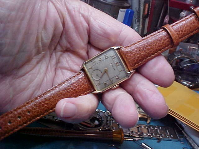 VINTAGE MANS HAMILTON WATCH (DWIGHT) MODEL 980 17J MANUAL WIND RUNNING 10KTGF