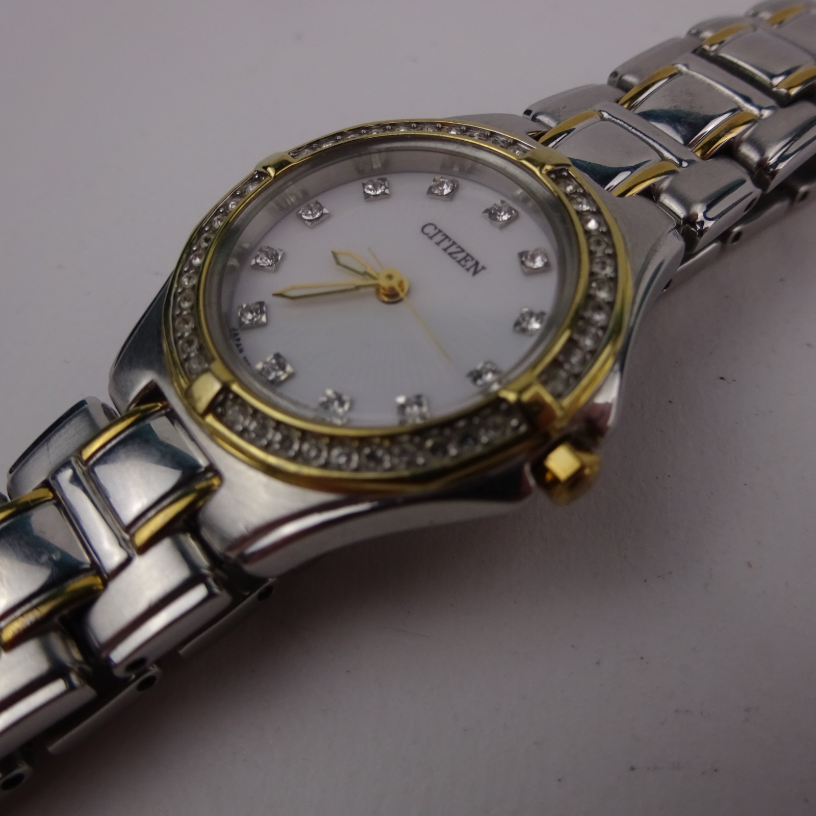 Citizen Ladies Watch & Bracelet Set Silver/Gold Tone 1032-S068614 Box / Papers