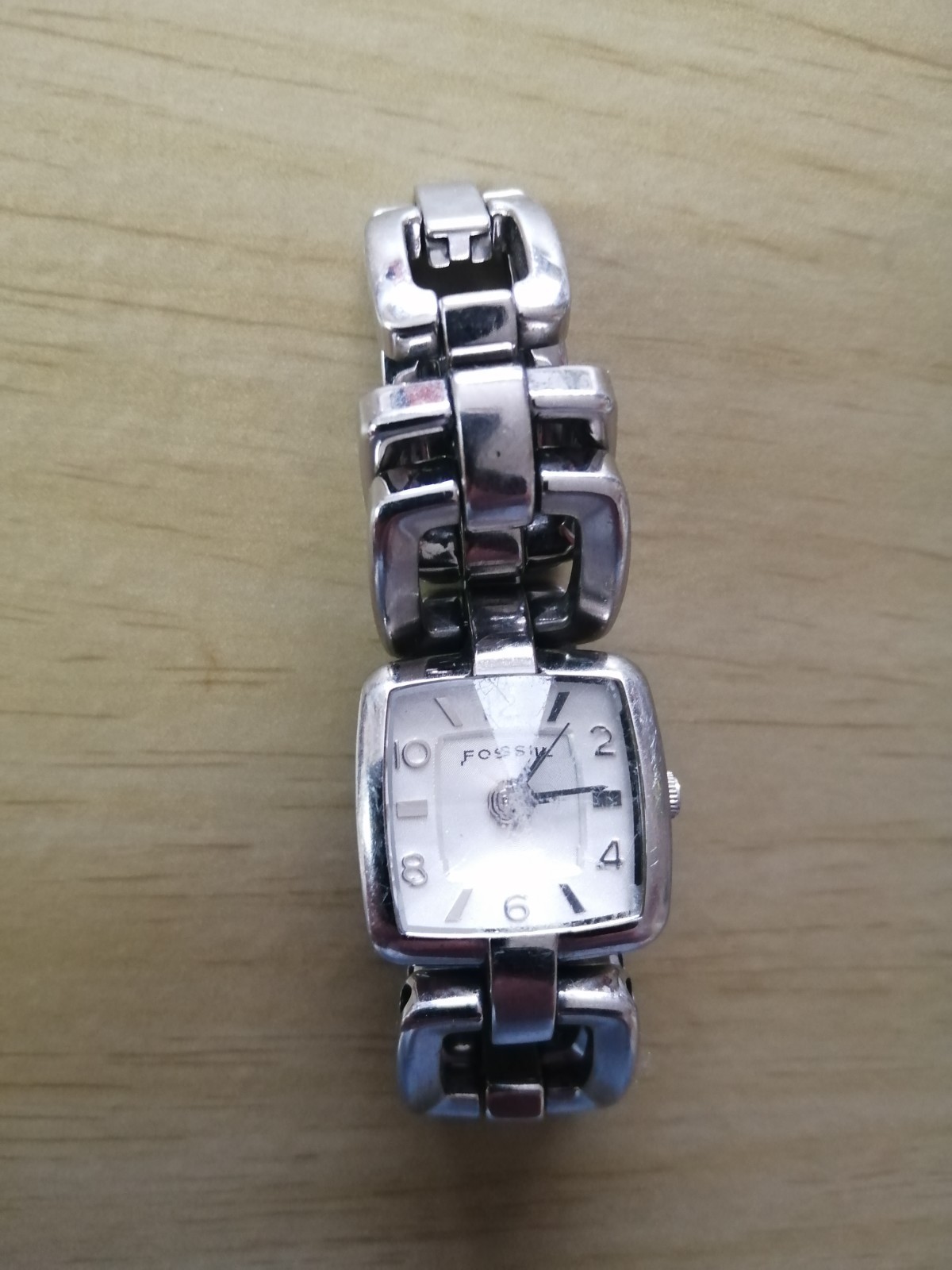 Fossil F2 ladies wrist watch. Quartz Anologue.
