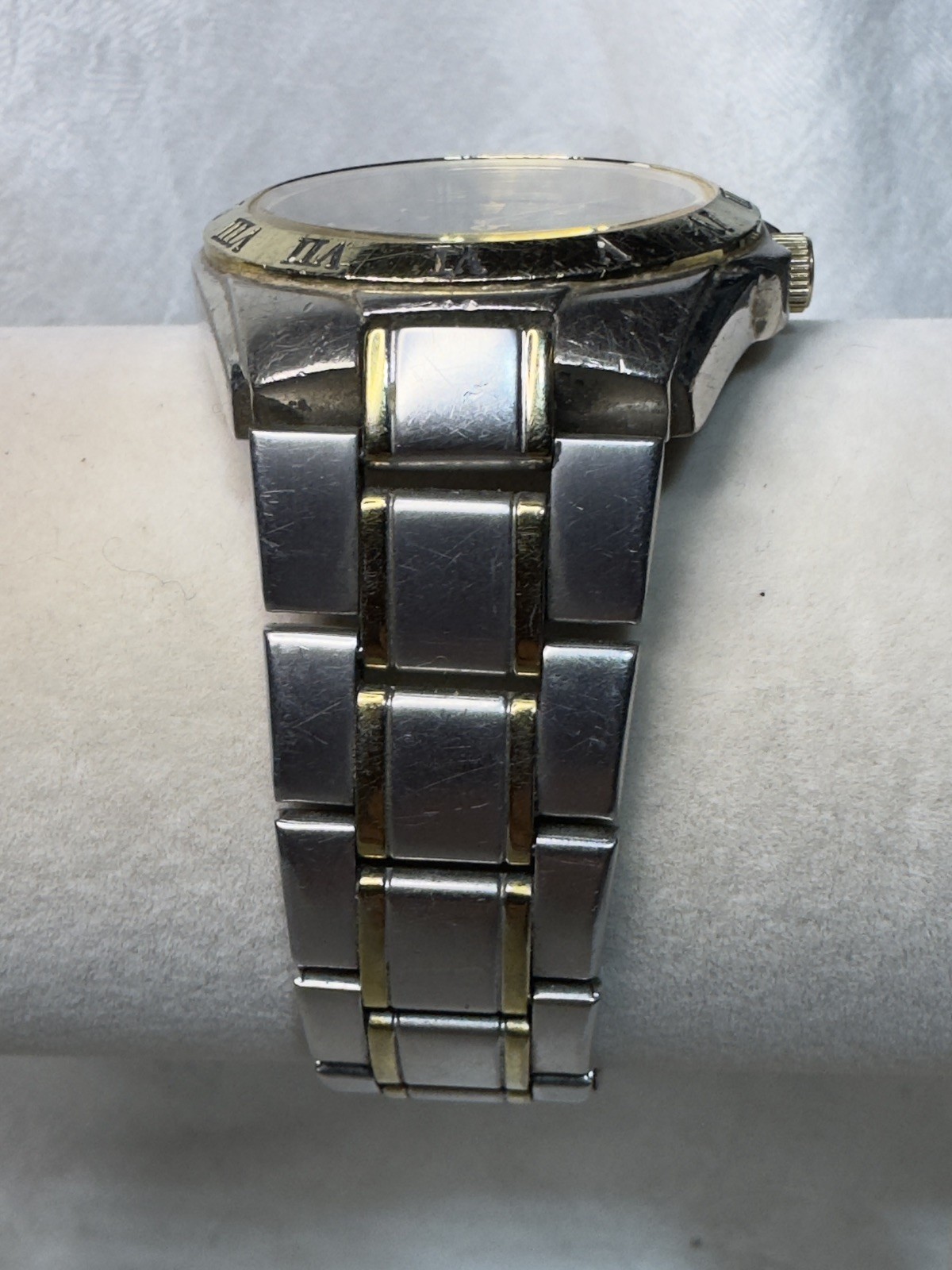 Citizen 2510-S599353 Two-tone Black Dial Roman Numeral Bezel Date, minor wear