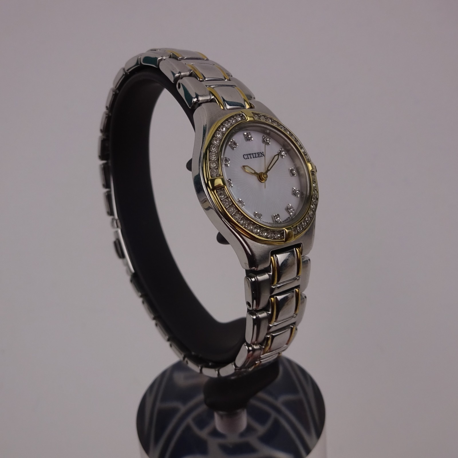 Citizen Ladies Watch & Bracelet Set Silver/Gold Tone 1032-S068614 Box / Papers