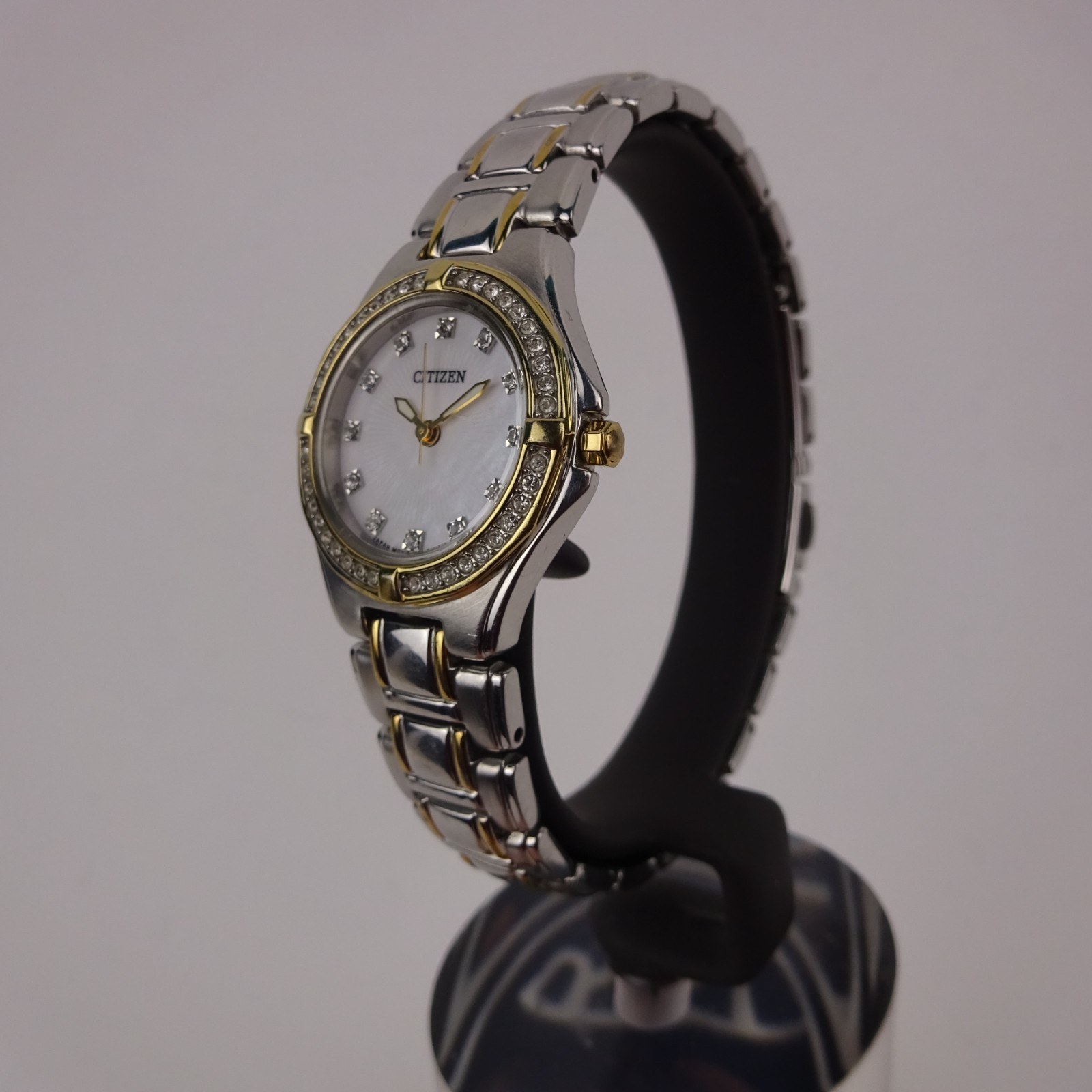 Citizen Ladies Watch & Bracelet Set Silver/Gold Tone 1032-S068614 Box / Papers