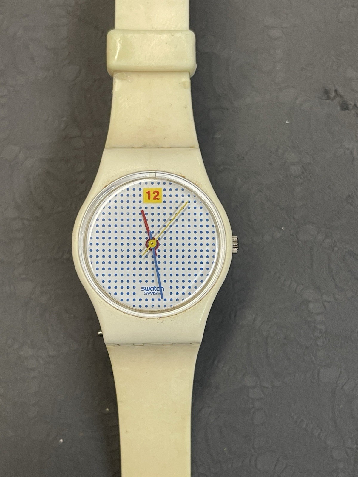 Swatch Watch 1985 Dotted Standard Quartz Wristwatch Swiss Made GW104