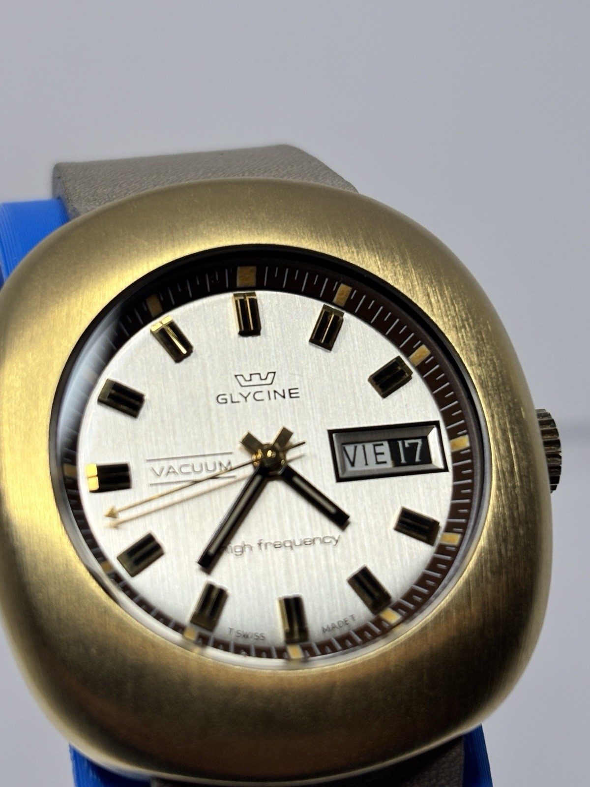 Vintage Glycine Vacuum Automatic Day/Date Cushion Watch – Gold Tone Gray Leather