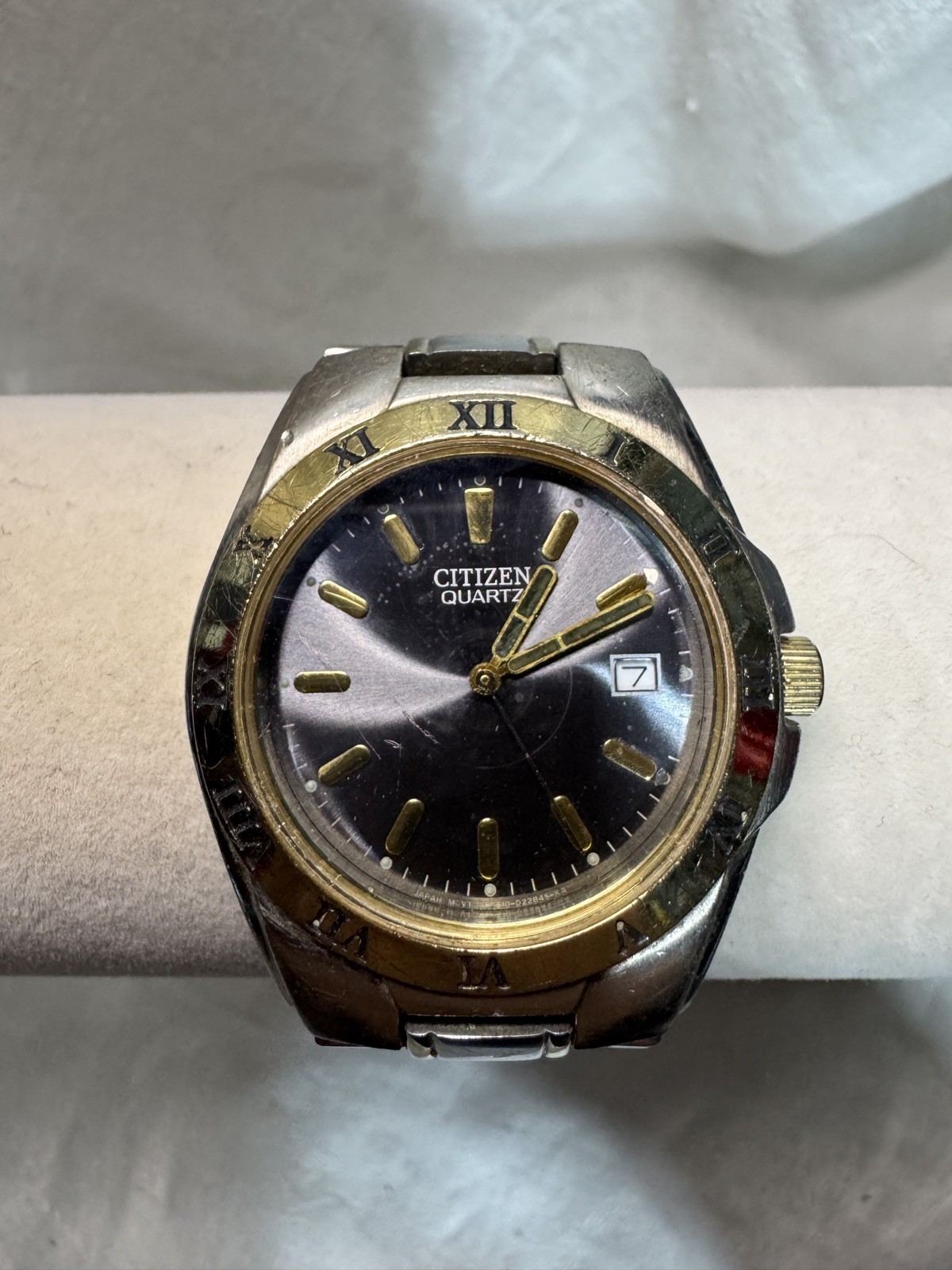 Citizen 2510-S599353 Two-tone Black Dial Roman Numeral Bezel Date, minor wear