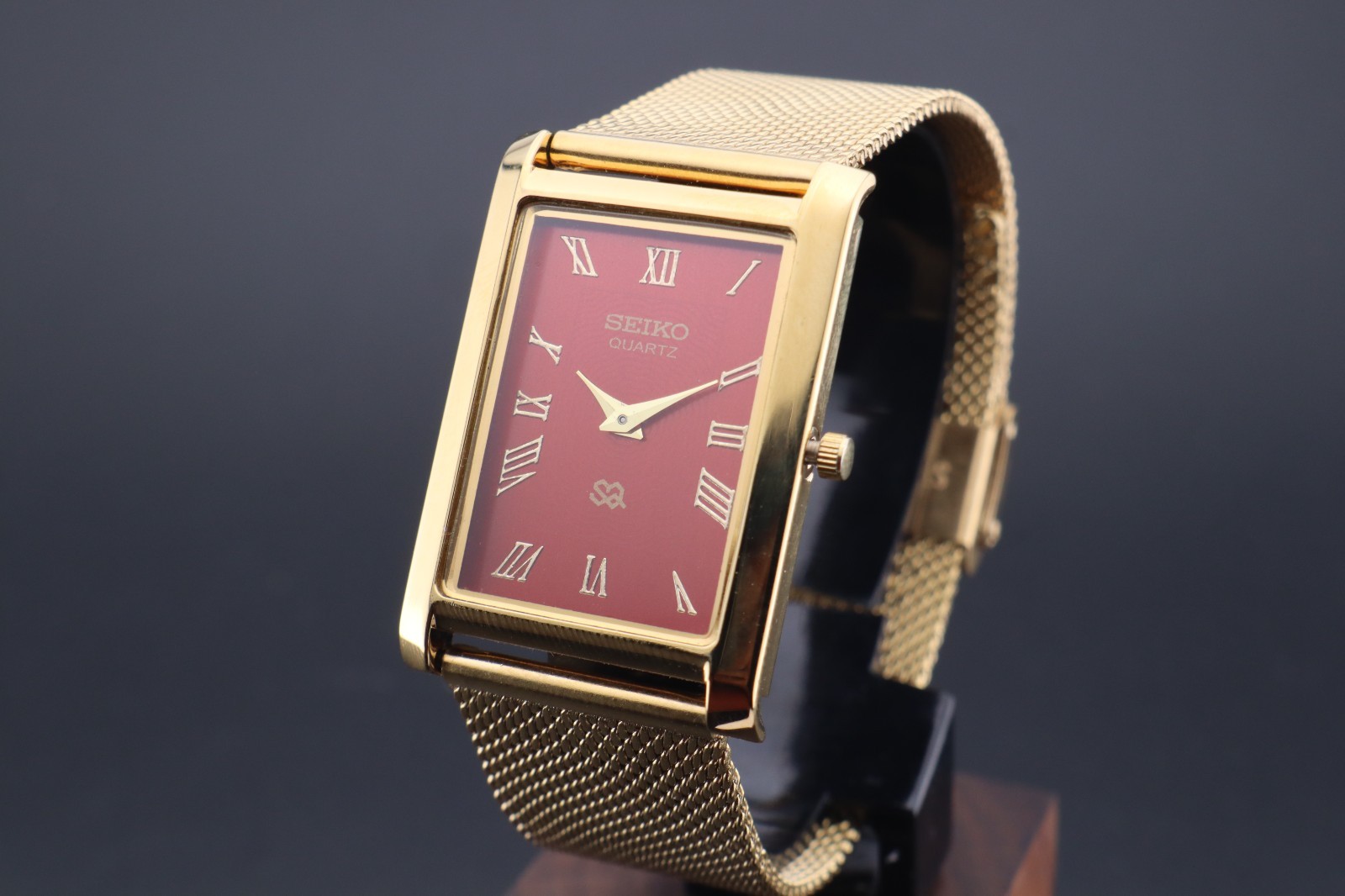 Unique Seiko Slim RED DIAL Gentlemen’s Wrist Watch -( FREE SHIPPING)