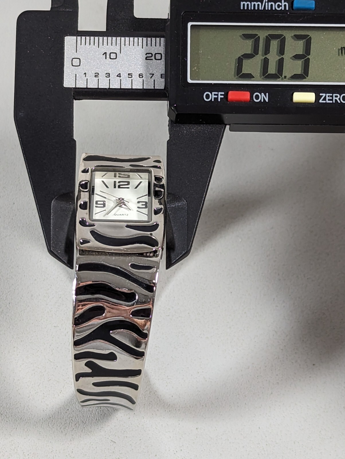White Dial Black Silver Tone Ginge Bracelet Band Watch