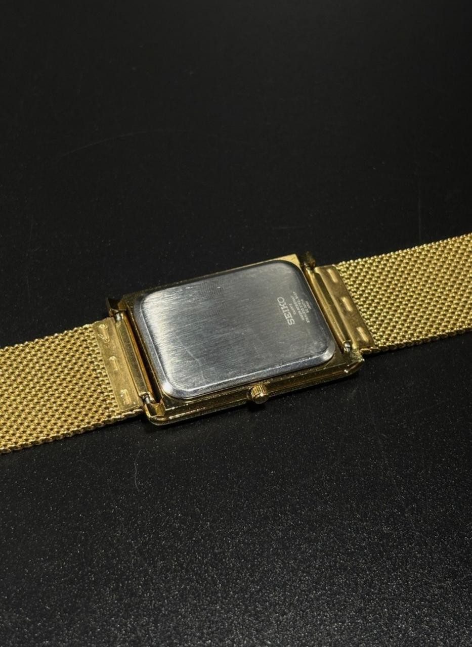 Vintage Seiko Slim Quartz Men’s Wristwatch With Free DDP Shipping