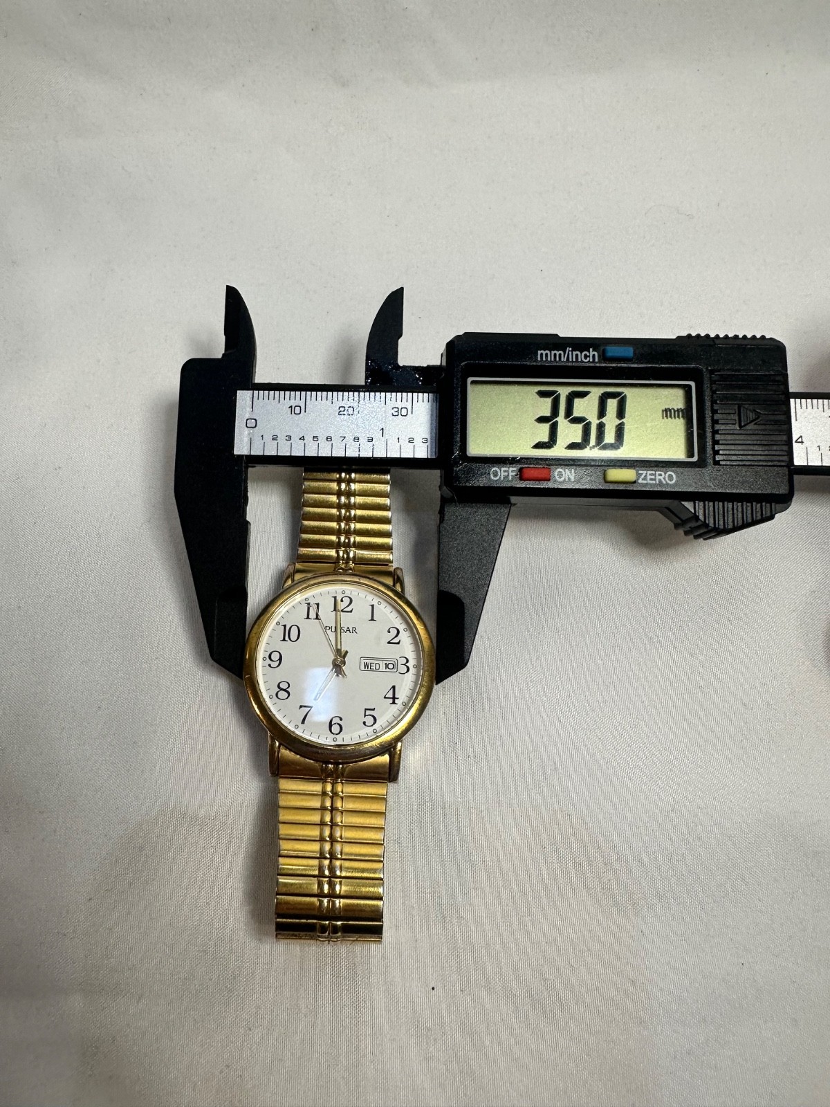 vtg Pulsar Man’s Wrist Watch w/date Gold Band & White Dial #VX33-X079 Japan (B1)