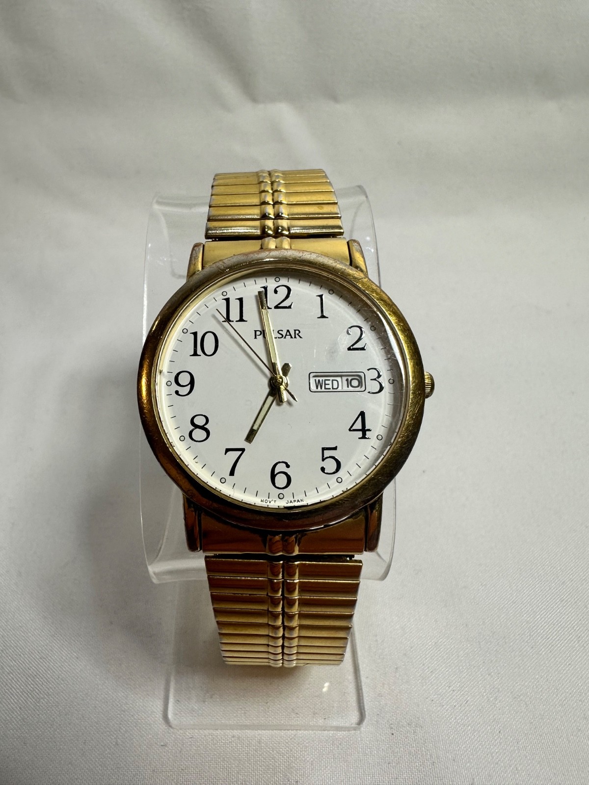 vtg Pulsar Man’s Wrist Watch w/date Gold Band & White Dial #VX33-X079 Japan (B1)