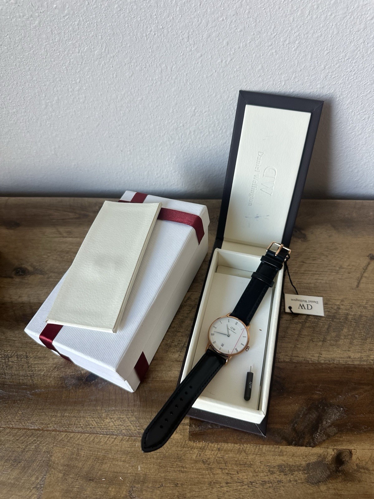 authentic Daniel Wellington Women’s Watch with Brown Leather Band NEW