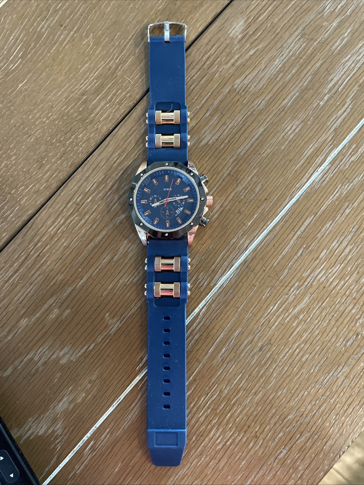 Eyros Men’s Urethane Band Analog Watch. Rose gold color