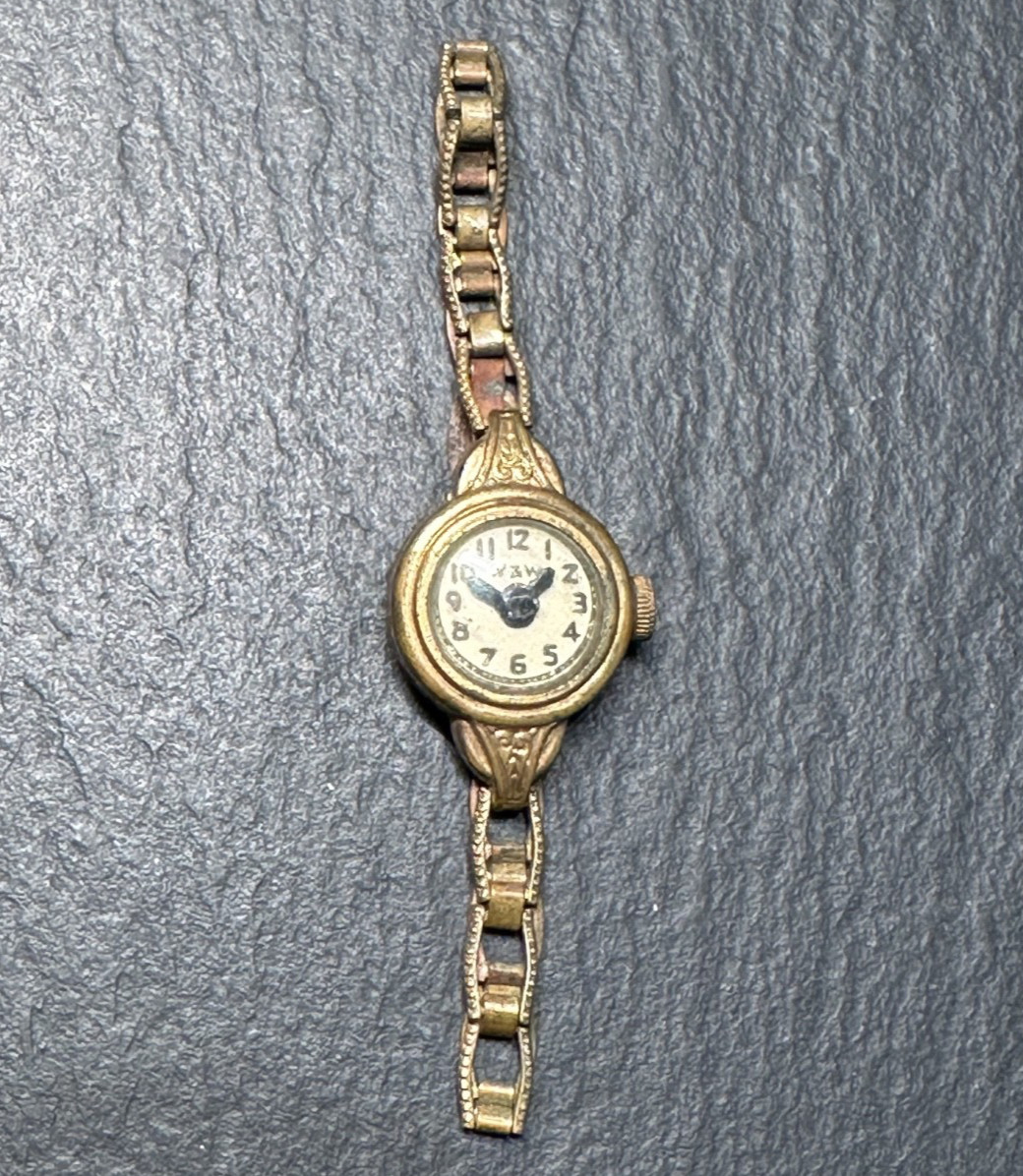 VINTAGE W&W GOLD TONE TOY WATCH WITH METAL LINK BAND H371