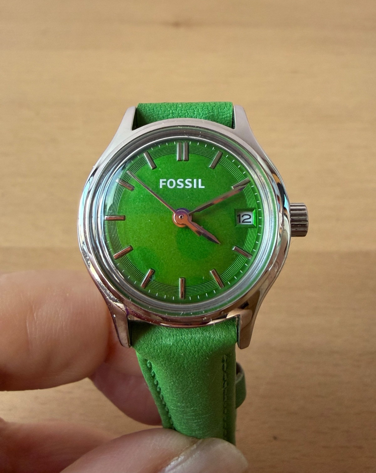 FOSSIL Vivid Grass Green Face Band Ladies Watch Silvertone Unworn Fresh Battery
