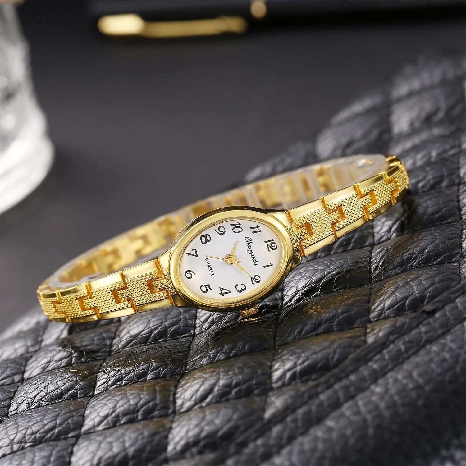Lightweight Gold Analog Quartz Watch for Women – Perfect Gift Choice