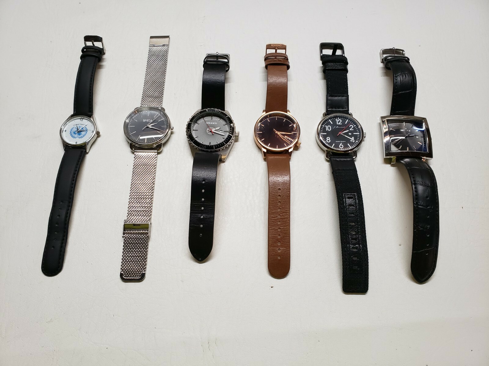 Mens watches Lot of 6 plus case ( PLEASE CHECK ALL PICTURES AND DESCRIPTION)