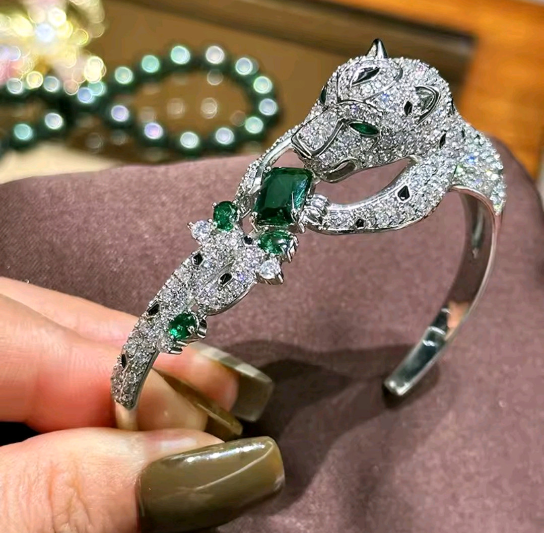 Beautiful Elegant Green Zircon Leopard Luxurious Bracelet for Women