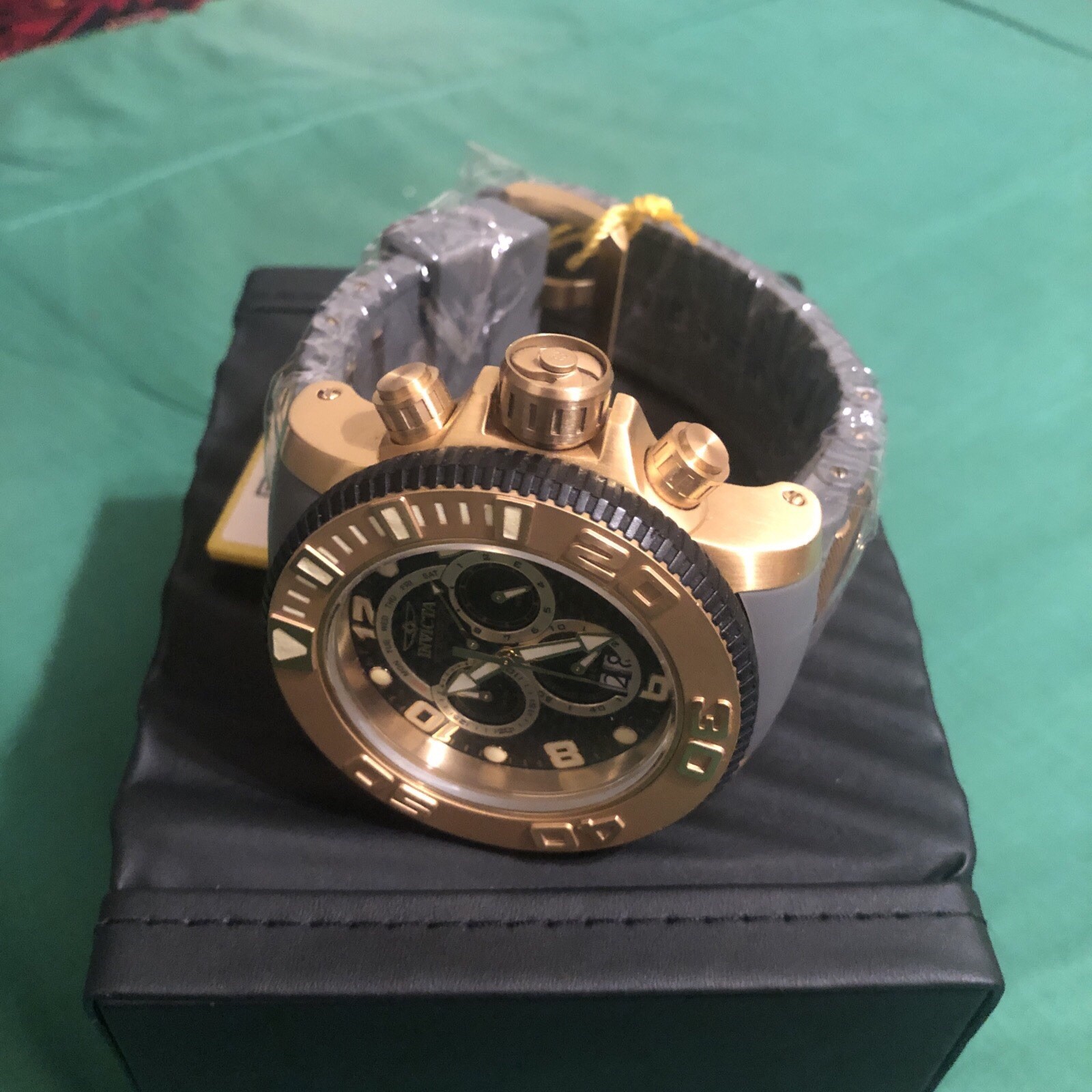 Invicta Sea Hunter Rare Model #0415 Black Gold & Gray, WR 300M Chrono Big Watch,