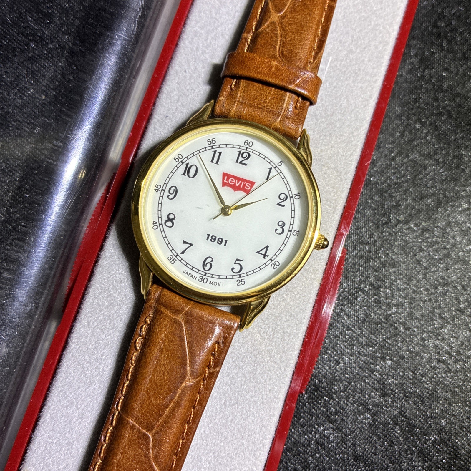 VINTAGE LEVI’S STRAUSS CO. WATCH Brown Leather Band (JAPAN, 1991)