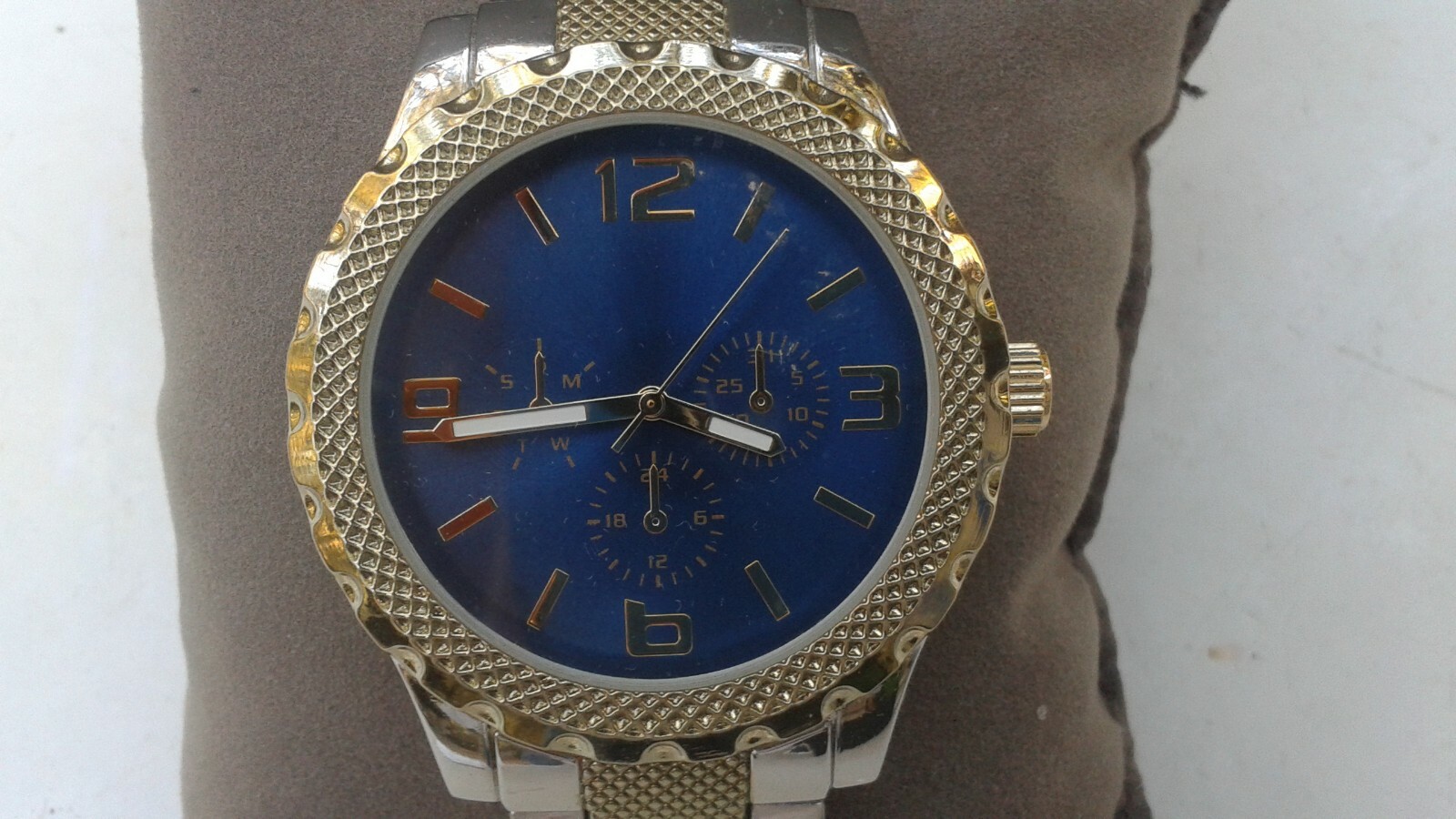 MEN’S QUARTZ  WATCH  8″ WRIST SIZE VERY NICE CONDITION SEE PICTURES. READ DESCP