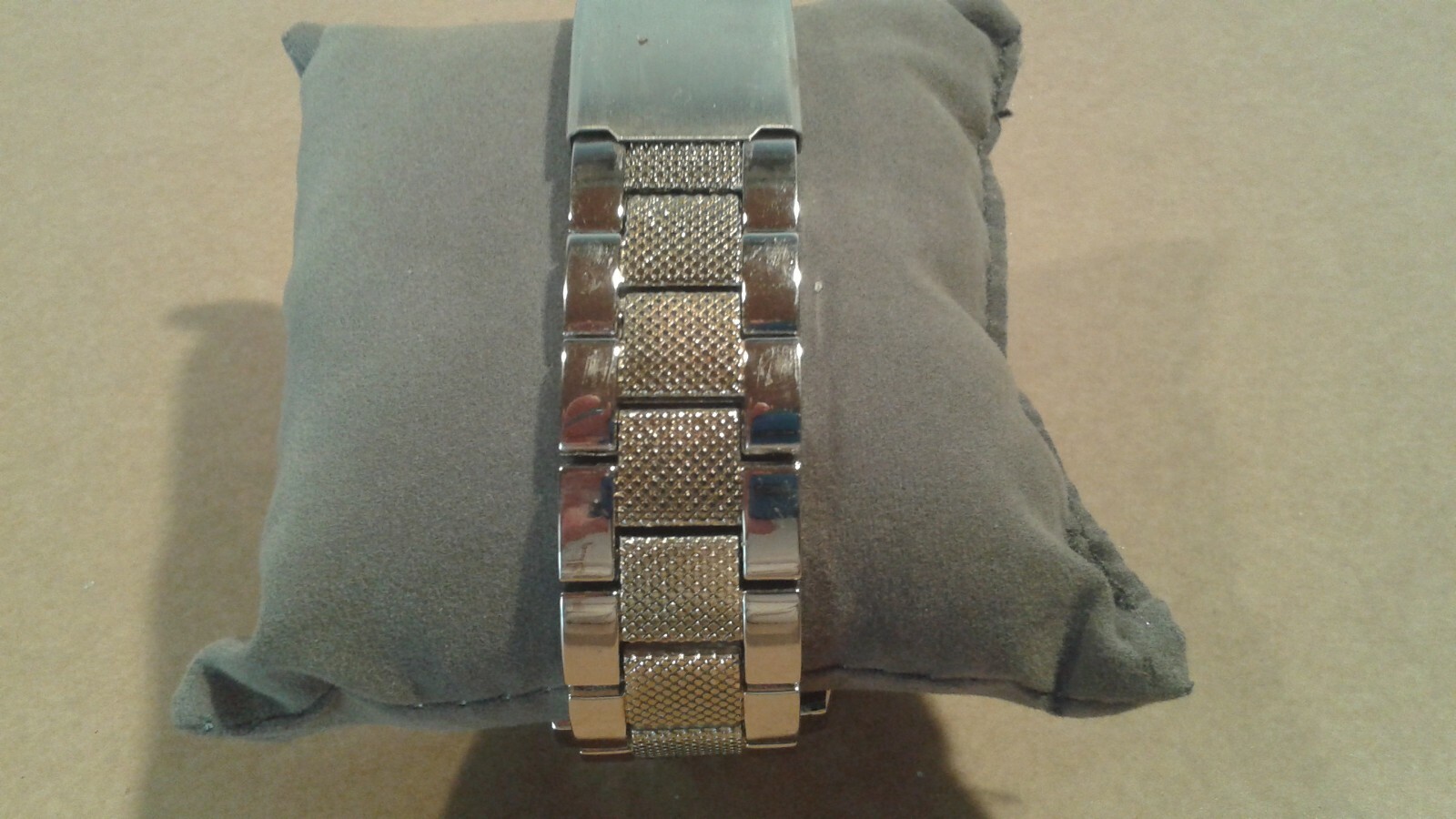 MEN’S QUARTZ  WATCH  8″ WRIST SIZE VERY NICE CONDITION SEE PICTURES. READ DESCP