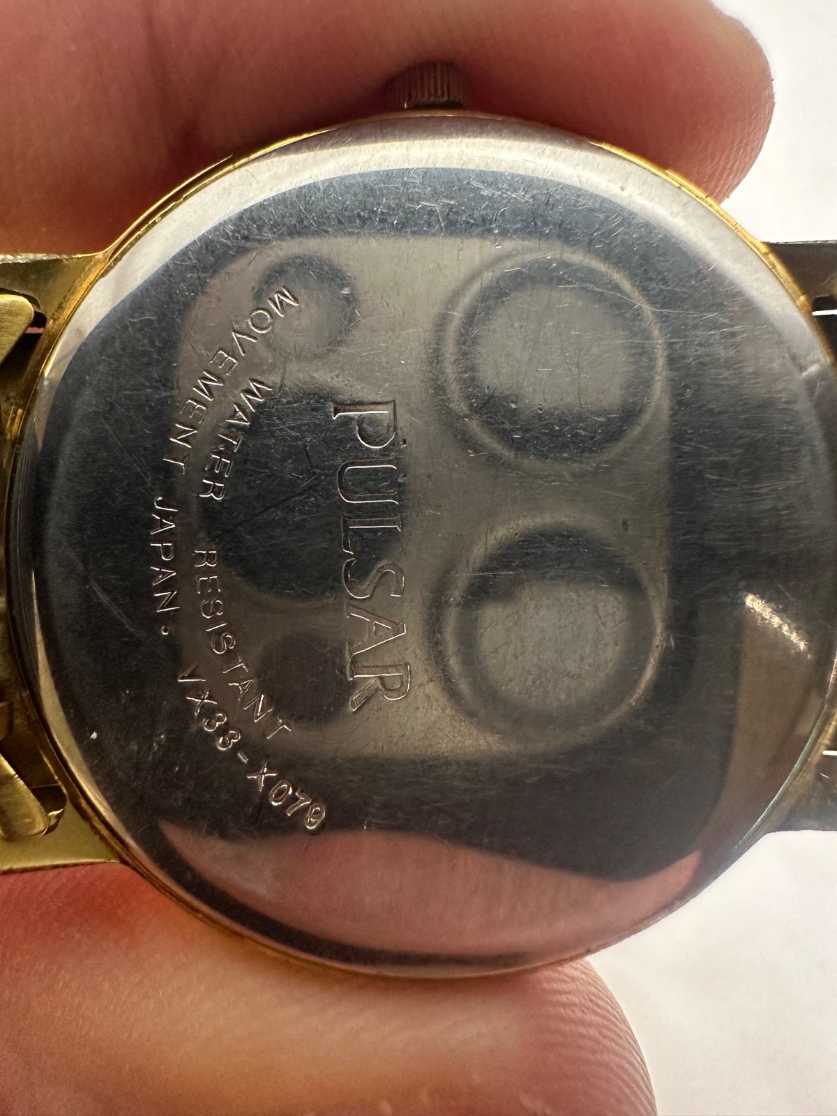 vtg Pulsar Man’s Wrist Watch w/date Gold Band & White Dial #VX33-X079 Japan (B1)