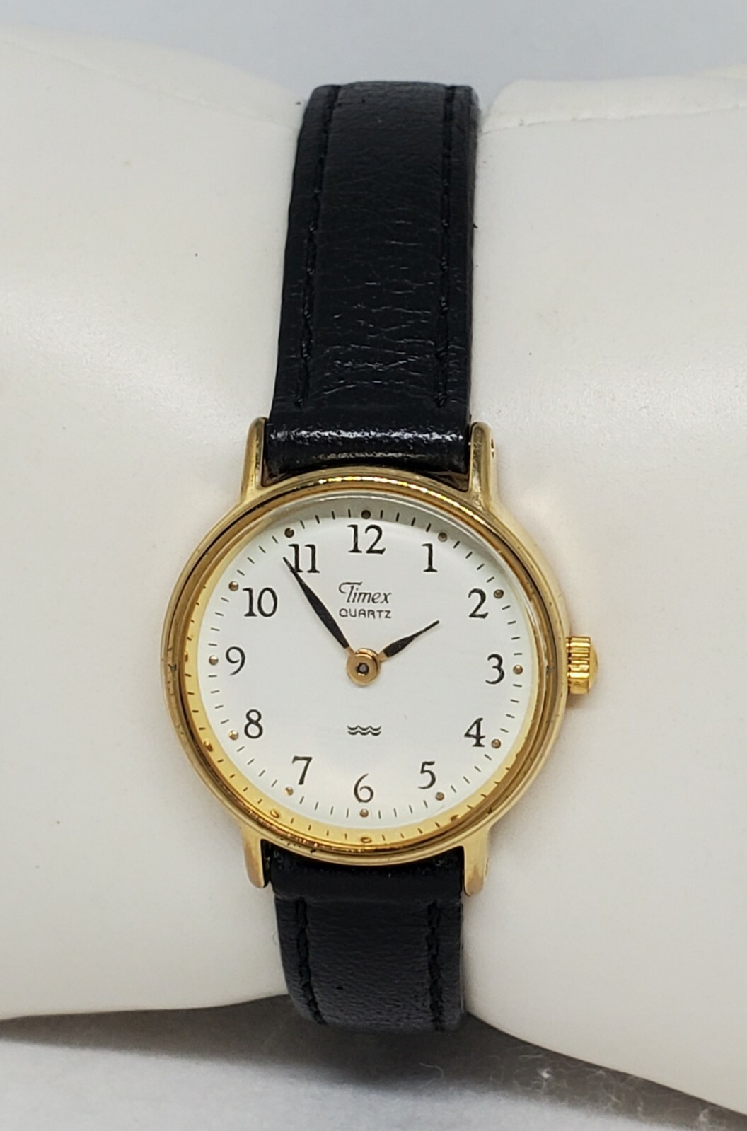 Ladies Timex Gold Tone Black Leather Analog Watch Casual Classic Working C9