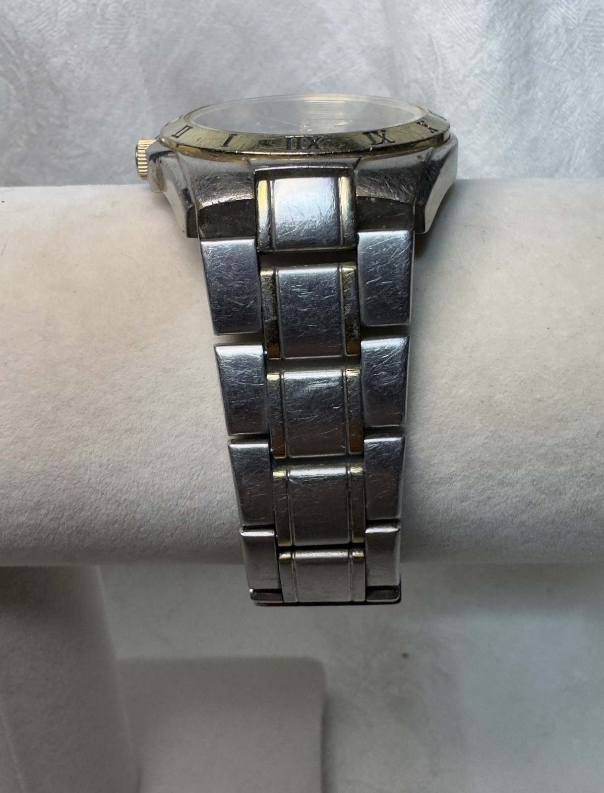 Citizen 2510-S599353 Two-tone Black Dial Roman Numeral Bezel Date, minor wear