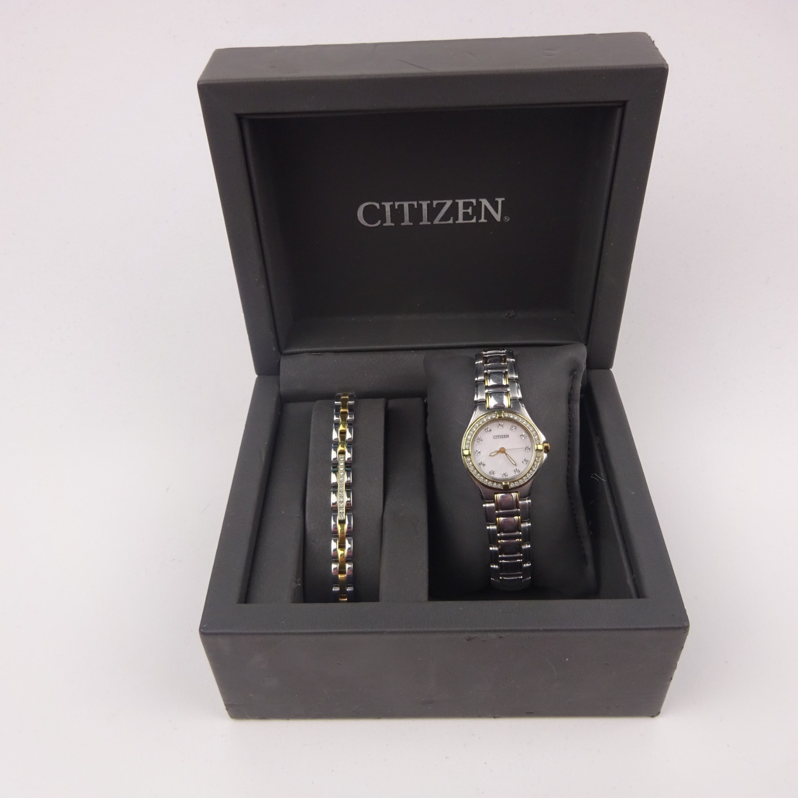 Citizen Ladies Watch & Bracelet Set Silver/Gold Tone 1032-S068614 Box / Papers